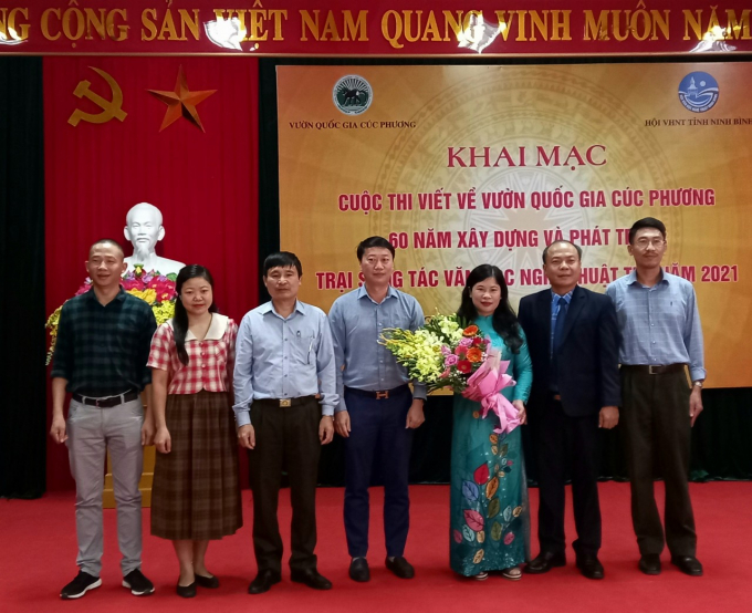 Lãnh đạo Vườn quốc gia Cúc Phương tặng hoa Ban giám khảo cuộc thi. Ảnh: CP.