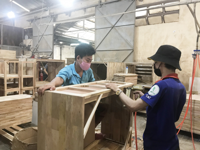 Production of wooden furniture at Thuan An Wood Processing Joint Stock Company, Binh Duong province. Photo: Minh Sang.
