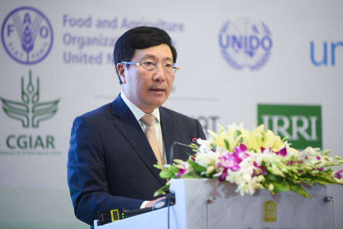 Deputy Prime Minister Pham Binh Minh gave remarks at the Second National Dialogue on Vietnam Food Systems. Photo: Tung Dinh. 