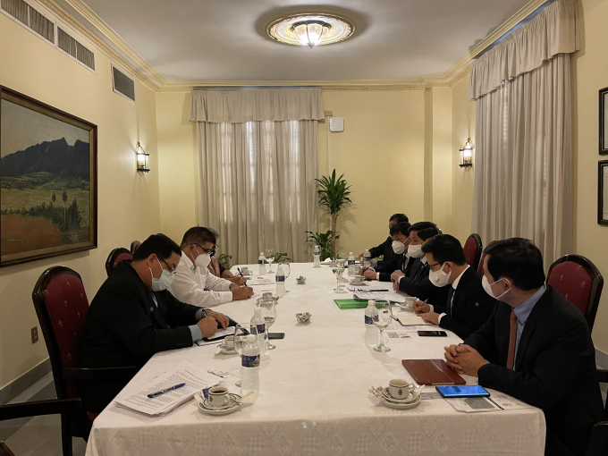 Deputy Minister Le Quoc Doanh hold talks with Cuban Minister of the Food Industry Manuel Santiago Sabrio Martinez. 