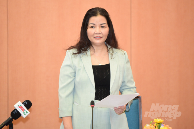 Ms Tran Thi Phuong Lan, Acting Director of the Hanoi Department of Industry and Trade informs on the local demands for commodities. 