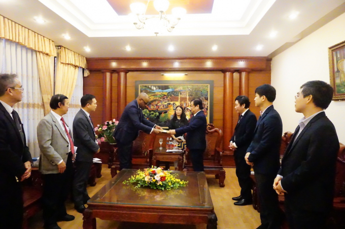 Representative Rémi Nono Womdim presents the letter of authorization from the Director-General of FAO to Minister Le Minh Hoan. Photo: Linh Linh.