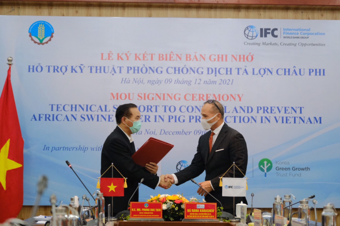 Deputy Minister of Agriculture and Rural Development Phung Duc Tien (left) hands over the Memorandum of Understanding to Mr. Darryl Dong - Principal Financial Specialist of IFC Vietnam. Photo: Bao Thang.