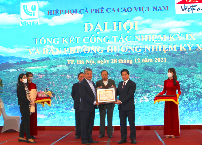 Deputy Minister of Agriculture and Rural Development Le Quoc Doanh presents the award from the Ministry of Agriculture and Rural Development to the Vietnam Coffee and Cocoa Association. Photo: Linh Linh.