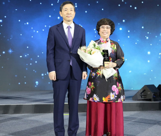 Bà Thái Hương nhận Giải thưởng Nữ Doanh nhân Quyền lực tại Diễn đàn Tri thức Thế giới năm 2019 tại Hàn Quốc. 