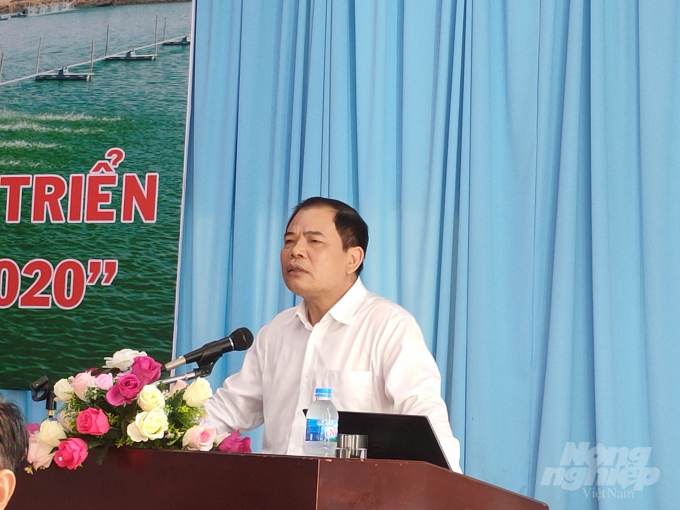 Bộ trưởng Bộ NN-PTNT Nguyễn Xuân Cường phát biểu tại Hội nghị 'Triển khai nhiệm vụ phát triển ngành tôm nước lợ năm 2020', tại TP Sóc Trăng ngày 8/5. Ảnh: Trọng Linh.
