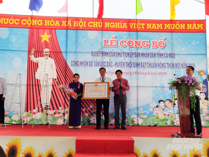 Ông Lê Văn Sử, Phó Chủ tịch UBND tỉnh Cà Mau trao quyết định công nhận xã Tân Lộc Bắc đạt chuẩn nông thôn mới. Ảnh: Trọng Linh.
