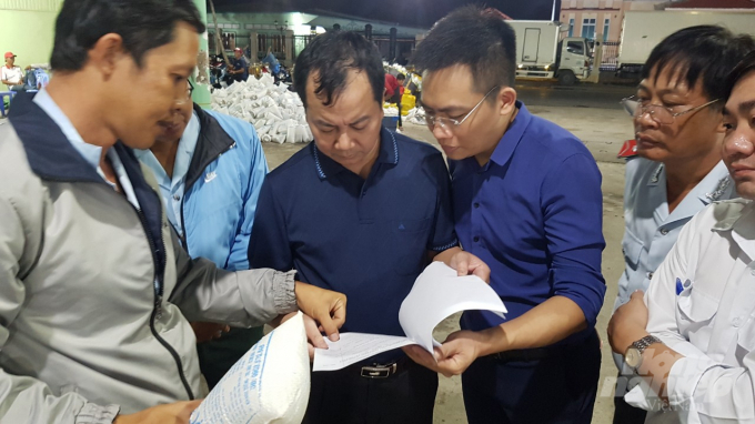 Ông Luân (áo phông xanh, đứng giữa) cùng đoàn công tác kiểm tra giấy chứng nhận kiểm dịch. Ảnh: Trọng Linh.