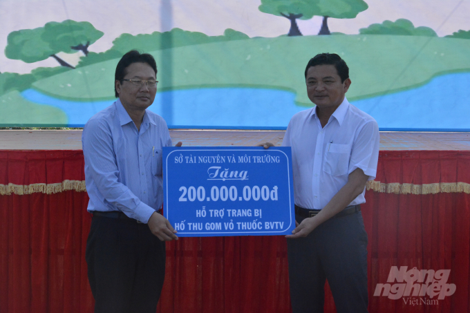 Ông Lữ Thanh Tùng, đại diện Sở TN-MT trao tặng số tiền 200 triệu đồng hỗ trợ huyện Hồng Dân thực hiện dự án xây lắp bể thu gom bao gói thuốc BVTV sau khi sử dụng. Ảnh: Trọng Linh.