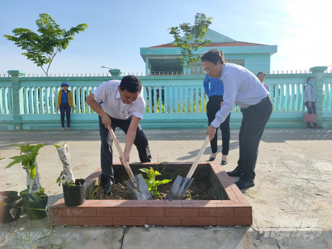 Ông Lữ Thanh Tùng (bên trái), Phó Giám đốc Sở TN-MT tỉnh Bạc Liêu trồng cây xanh tại các trục đường giao thông trên địa bàn huyện. Ảnh: Trọng Linh.