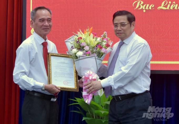 Ông Lữ Văn Hùng (trái) nhận quyết định điều động giữ chức Bí thư Tỉnh ủy Bạc Liêu nhiệm kỳ 2015-2020 từ ông Phạm Minh Chính, Trưởng ban Tổ chức Trung ương. Ảnh: Trọng Linh.
