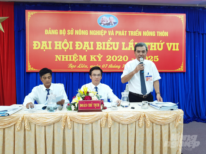 Ông Lưu Hoàng Ly (ngồi giữa) tái cử Bí thư Đảng ủy Sở NN-PTNT tỉnh Bạc Liêu nhiệm kỳ 2020 - 2025. Ảnh: Trọng Linh.