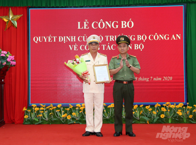 Thượng tá Huỳnh Hoài Hận (trái) nhận quyết định từ Đại tá Nguyễn Minh Ngọc - Giám đốc Công an tỉnh Sóc Trăng. Ảnh: Trọng Linh.