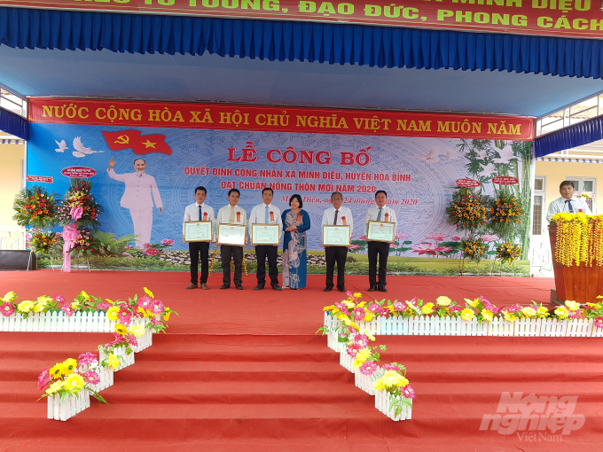 Bà Cao Xuân Thu Vân, Chủ tịch HĐNĐ tỉnh, trao bằng khen cho các tập thể, cá nhân có thành tích trong phong trào xây dựng NTM tại xã Minh Diệu. Ảnh: Trọng Linh.