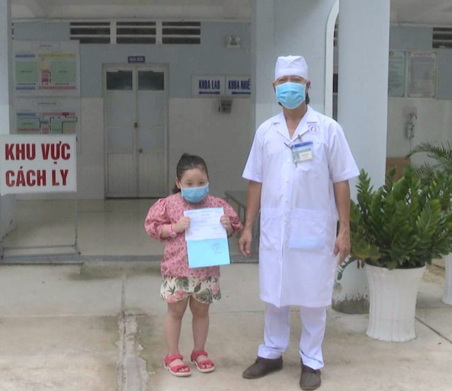 Bé gái 5 tuổi bị nhiễm Covid-19 được trao giấy xác nhận khỏi bệnh. Ảnh: TTP.