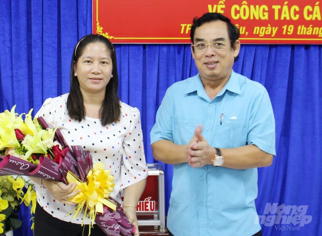 Chủ tịch UBND tỉnh Bạc Liêu Dương Thành Trung tặng hoa chúc mừng bà Lê Kim Thúy. Ảnh: NT.