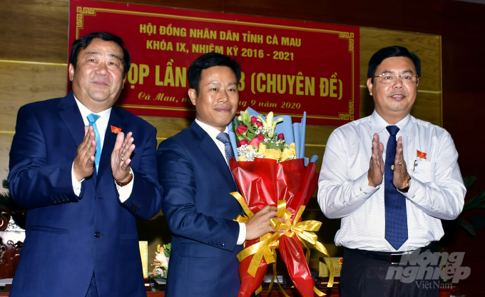 Bí thư Tỉnh ủy Nguyễn Tiến Hải (phải) và ông Trần Văn Hiện, Chủ tịch HĐND tỉnh (trái) tặng hoa chúc mừng ông Lê Quân. Ảnh: Trọng Linh.