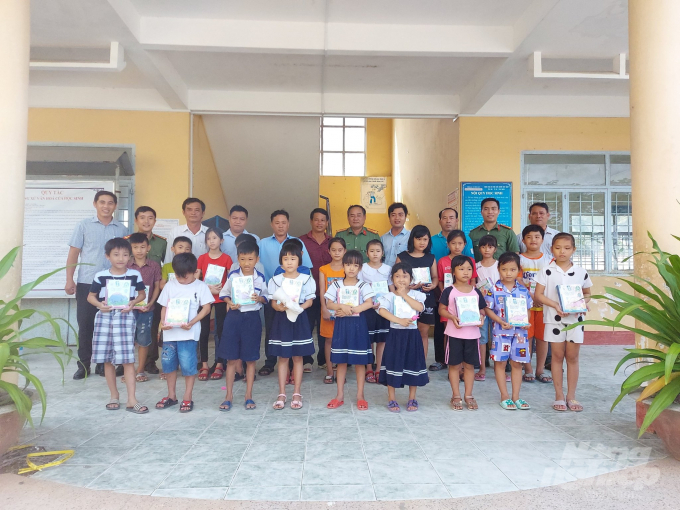 Trao 4.000 quyển tập, cùng với 4 xe đạp cho các em học sinh tại huyện Vĩnh Lợi và Hồng Dân (Bạc Liêu). Ảnh: TL.