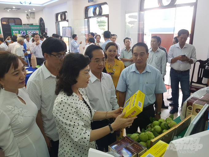 Bà Lê Thị Ái Nam, Phó Bí thư thường trực Tỉnh ủy Bạc Liêu tham quan các gian hàng OCOP được trưng bày tại hội nghị. Ảnh: Trọng Linh.