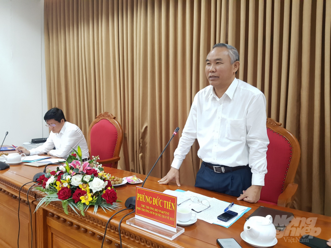 Thứ trưởng Bộ NN-PTNT Phùng Đức Tiến, yêu cầu tỉnh Cà Mau cần tiếp tục quan tâm xây dựng hệ thống pháp luật và kiểm tra chặt chẽ tàu cá ra vào cảng. Ảnh: Trọng Linh.