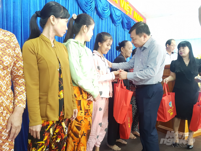 Nhân dịp này, Thứ trưởng Bộ NN-PTNT Nguyễn Hoàng Hiệp cùng đoàn công tác đã trao 50 suất quà cho bà con xã Đất Mũi có hoàn cảnh khó khăn ảnh hưởng của thiên tai. Ảnh: Trọng Linh.