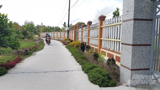 Tuyến đường nông thôn mới kiểu mẫu tại ấp Mỹ Trinh, xã Vĩnh Hưng A, huyện Vĩnh Lợi. Ảnh: Trọng Linh.