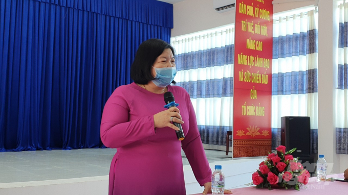 Bà Cao Xuân Thu Vân, Phó Chủ tịch UBND tỉnh Bạc Liêu chủ trì buổi họp báo. Ảnh: Trọng Linh.