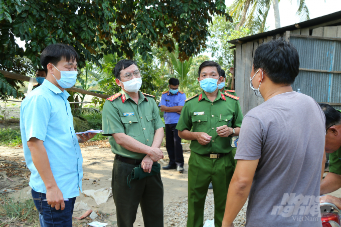 Đại tá Nguyễn Minh Ngọc, Giám đốc Công an tỉnh Sóc Trăng có mặt tại hiện trường để chỉ đạo điều tra vụ án. Ảnh: Đức Trung.