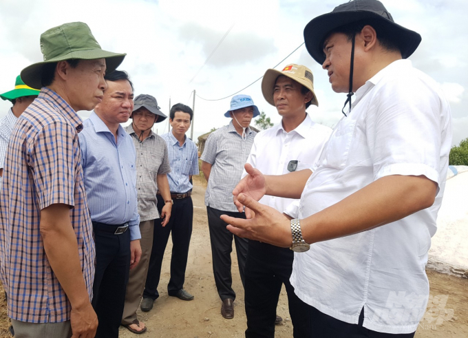 Thứ trưởng Bộ NN-PTNT Trần Thanh Nam (bên phải) kiểm tra tình hình sản xuất muối tại xã Điền Hải, huyện Đông Hải. Ảnh: Trọng Linh.