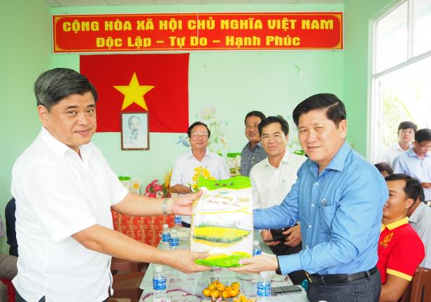 Thứ trưởng Bộ NN-PTNT Trần Thanh Nam, cùng đoàn công tác làm việc tại HTX Dịch vụ lúa - tôm Trí Lực, thuộc xã Trí Lực, huyện Thới Bình, tỉnh Cà Mau. Ảnh: Trọng Linh.