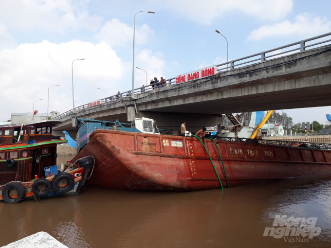 Hiện trường nơi chiếc sà lan chìm tại cống chống ngập. Ảnh: TL.