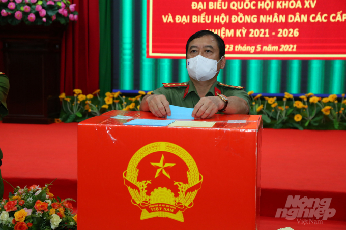 Đại tá Nguyễn Minh Ngọc, Giám đốc Công an tỉnh Sóc Trăng tham gia bo phiếu. Ảnh: Đức Trung.