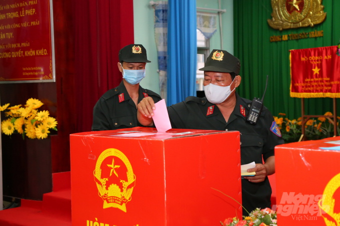 Cử tri lực lượng Công an tỉnh Sóc Trăng tiến hành bỏ phiếu bầu cử. Ảnh: Đức Trung. 