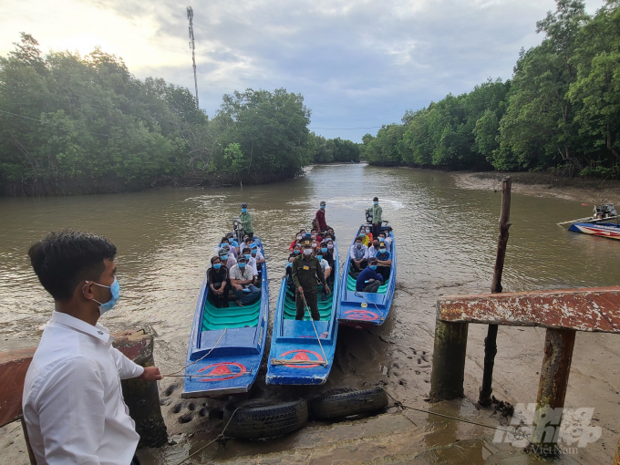 Dù điều kiện đi lại khó khăn, nhưng cử tri vẫn có mặt đúng giờ để tham gia bầu cử. Ảnh: TL.