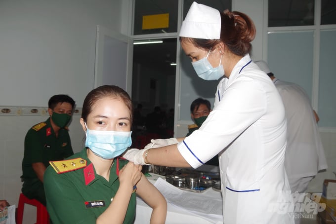 Khoảng 600 cán bộ, chiến sĩ, công nhân, viên chức quốc phòng được tiêm vắc-xin. Ảnh: Trọng Linh.