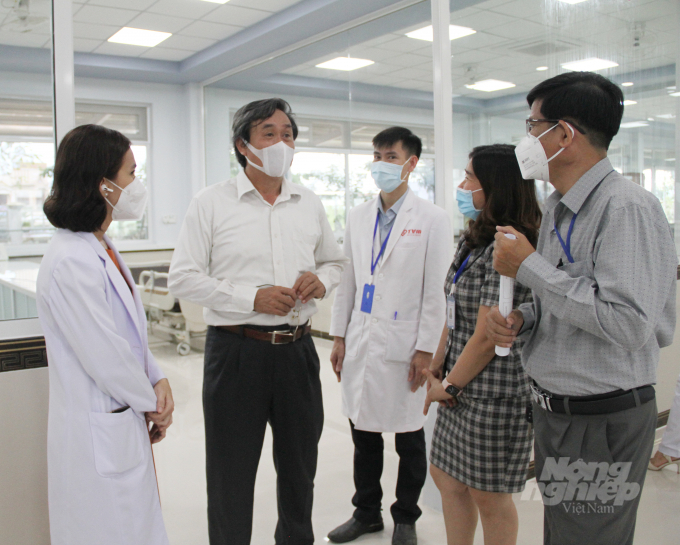Đoàn Kiểm tra Sở Y tế tỉnh Bạc Liêu, đến khảo sát khu điều trị Covid-19 của bệnh viện Thanh Vũ. Ảnh: Trọng Linh.