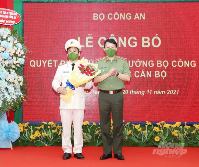 Đại tá Nguyễn Minh Ngọc (bên trái) - Giám đốc Công an tỉnh Sóc Trăng nhận chức vụ Phó Cục trưởng Cục An ninh điều tra, Bộ Công an. Ảnh: Ngọc Diễm.