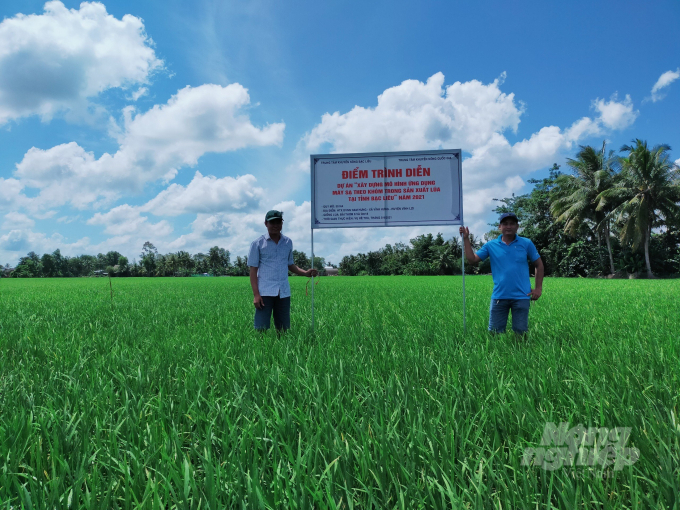 Trung tâm Khuyến nông tỉnh Bạc Liêu được Trung tâm Khuyến nông Quốc gia hỗ trợ Xây dựng mô hình ứng dụng máy sạ khóm trong sản xuất lúa giai đoạn 2020 - 2022. Ảnh: Trọng Linh.