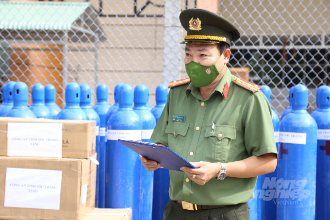 Đại tá Lâm Thành Sol – Giám đốc Công an tỉnh Sóc Trăng phát biểu tại buổi trao tặng thiết bị y tế. Ảnh: Nguyễn Hoàng.