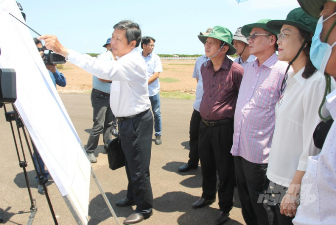 Secretary of Bac Lieu Provincial Party Committee - Lu Van Hung, Standing Deputy Secretary of Provincial Party Committee - Le Thi Ai Nam and Chairman of Bac Lieu Provincial People's Committee - Pham Van Thieu nspect the construction progress of Bac Lieu high-tech agricultural park for shrimp development. Photo: VAN's correspondent.                                                                                                                              