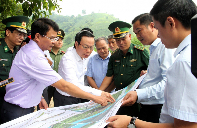Former Vice Chairman of the National Assembly Phung Quoc Hien and a delegation surveying water sources in A Mu Sung commune, Bat Xat district, Lao Cai province. Photo: TL.