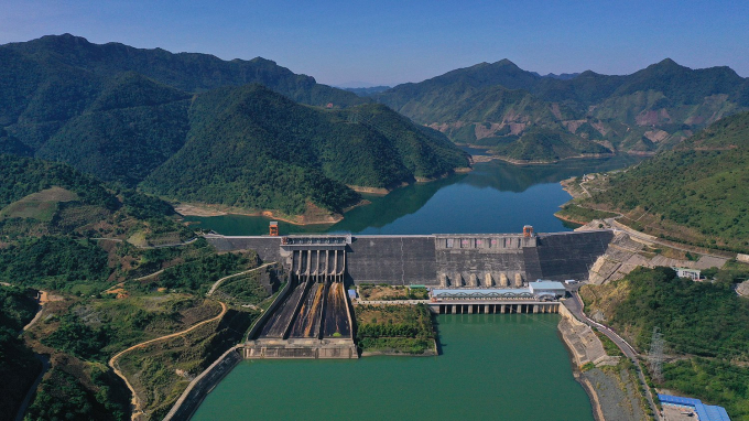 Bird-eye view of Son La hydroelectric lake. Photo: TL.