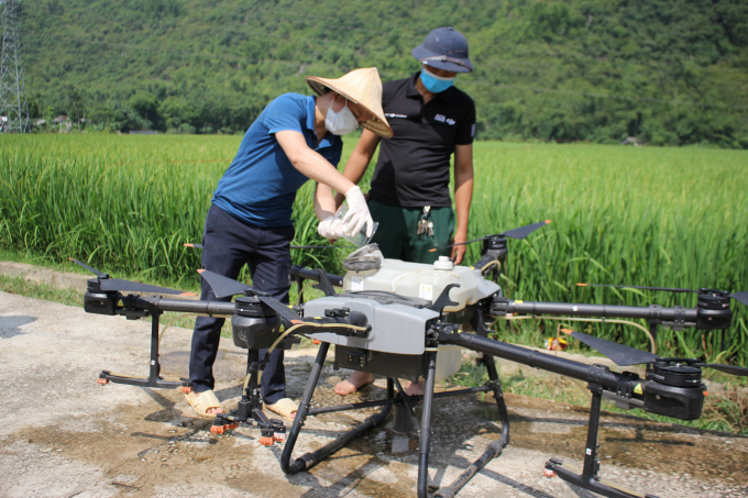The testing of pesticide spraying drones strictly complies with the procedures from the Department of Plant Protection. Photo: Trung Quan.