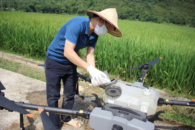 Preparation of pesticides for drones requires high technical requirements because the amount of water used is little. Photo: Trung Quan.