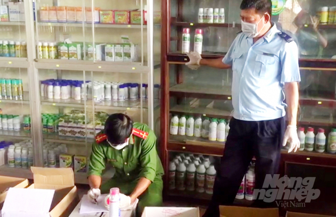 An Giang province's inter-sectoral anti-smuggling working group inventorying pesticides and fertilizers of unknown origin at an agricultural shop in An Phu district. Photo: TT.