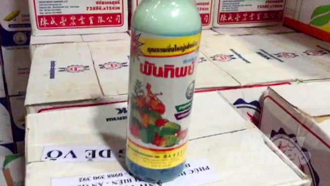 A pesticide product of foreign origin seized by An Giang province's inter-agency anti-smuggling working group at a shop in Tinh Bien district (An Giang). Photo: TT.