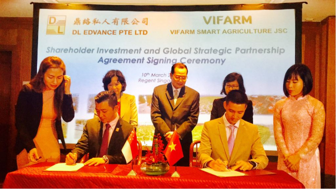 Only 2 years after establishment, Vifarm found the opportunity to cooperate with foreign partners, the opportunity to reach out to the world. In the photo: Signing ceremony of cooperation between Vifarm and the Singaporean partner in 2018. Photo: HT.