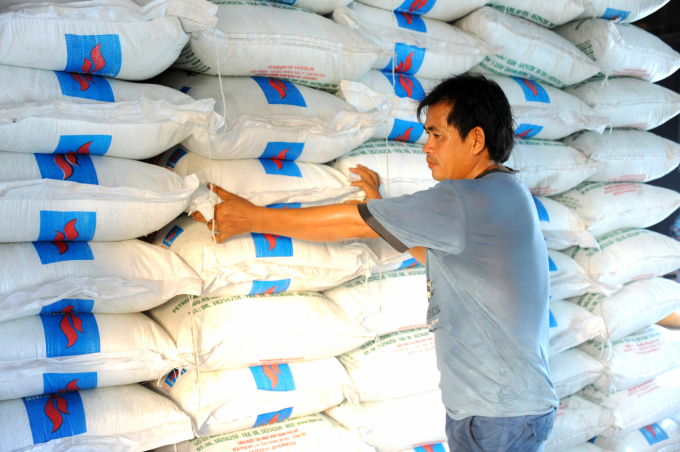 An Giang Department of Industry and Trade made 3 proposals for fertilizer production and trading businesses to stabilize fertilizer prices in the market. Photo: Le Hoang Vu.