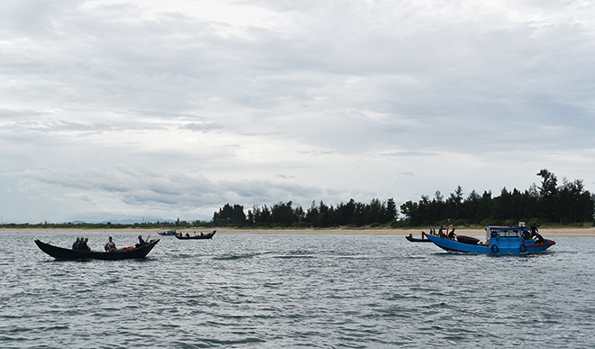 Fishing vessels collecting plastic wastes floating in the sea. Photo: M.V.