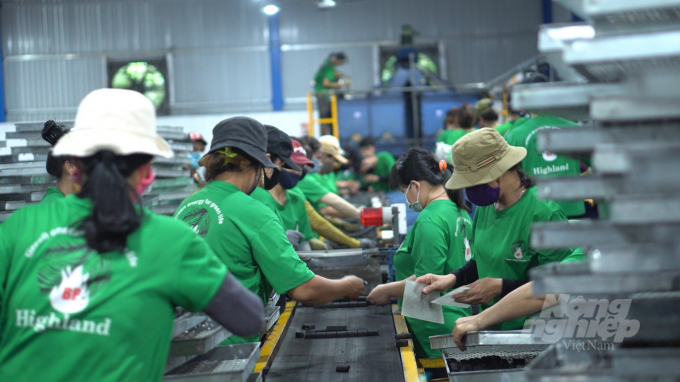 The company's production line is invested with modern technology and equipment that is competitive enough to meet export standards. Photo: Tran Trung.